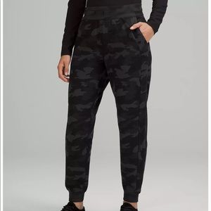 Scuba High Rise Jogger Camo